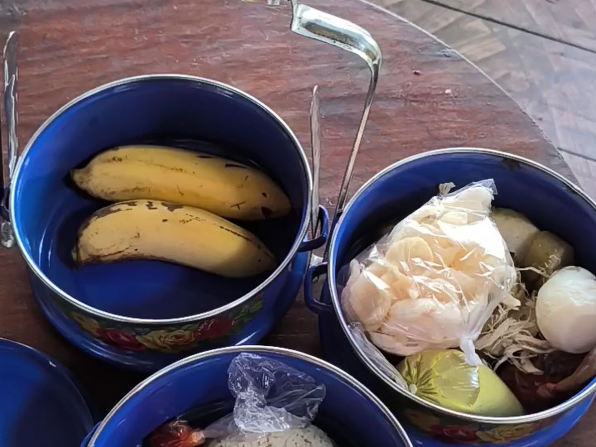 Rantang sarapan berisi pisang, telur rebus, dan lauk yang diantar ke unit tamu